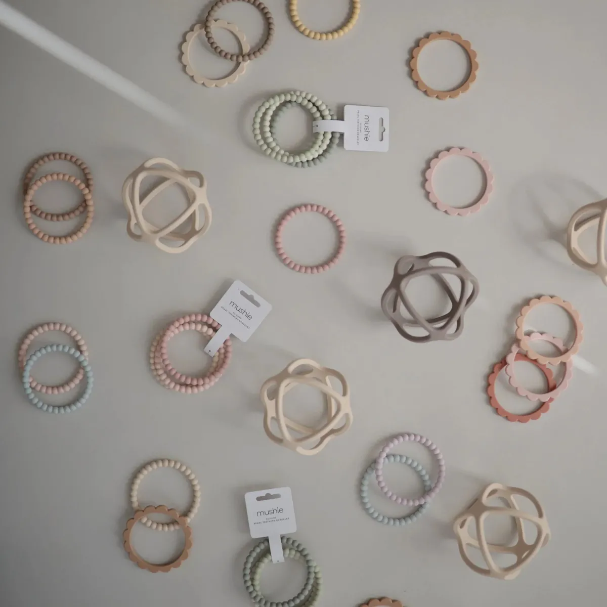bijtring__set__armbanden_8.webp Mushie Zintuigen | Motoriek*Bijtring - Set 3 armbanden