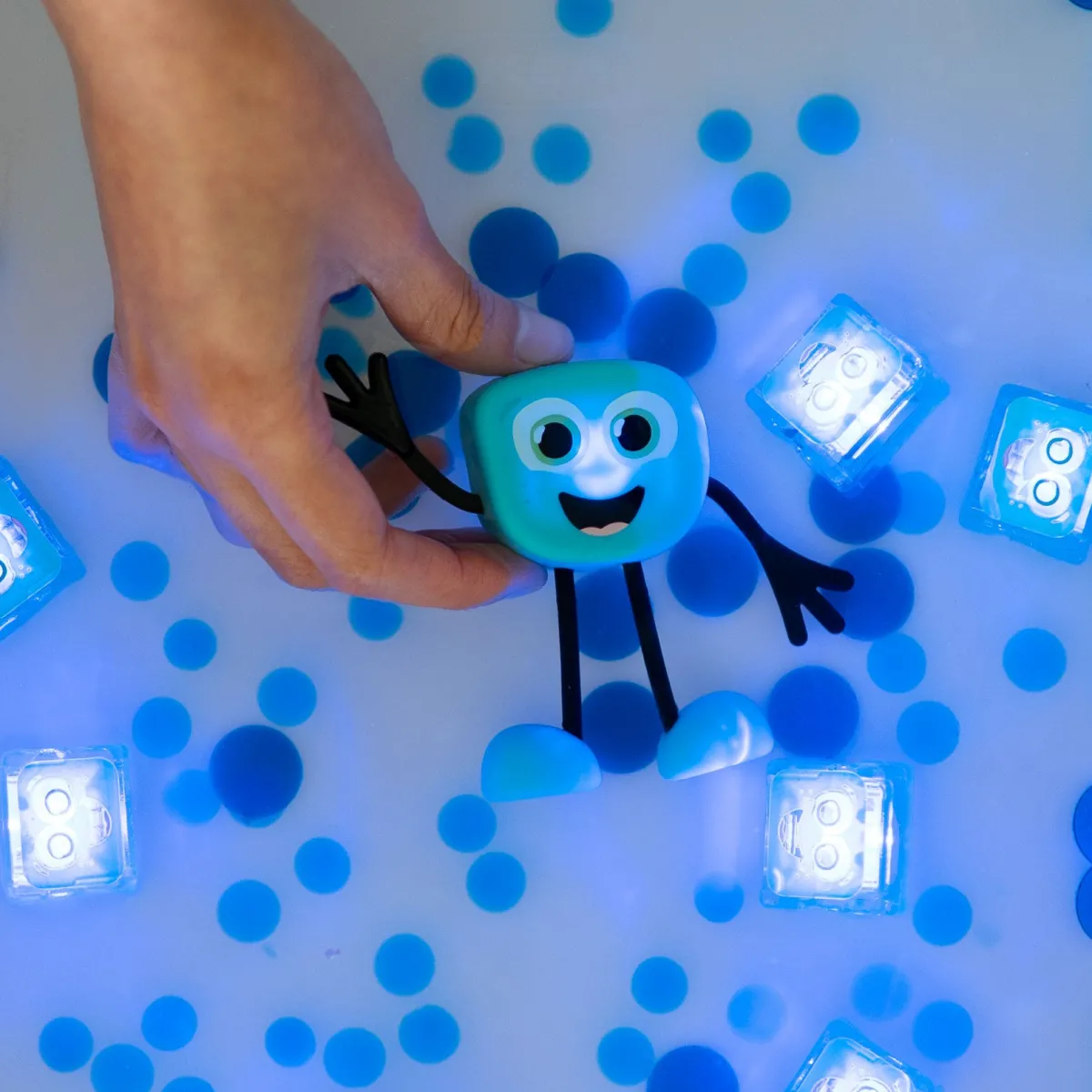 lichtgevende_blokjes__bla_2.webp Glo Pals Zintuigen | 5 Jaar*Lichtgevende blokjes - Blair - blauw