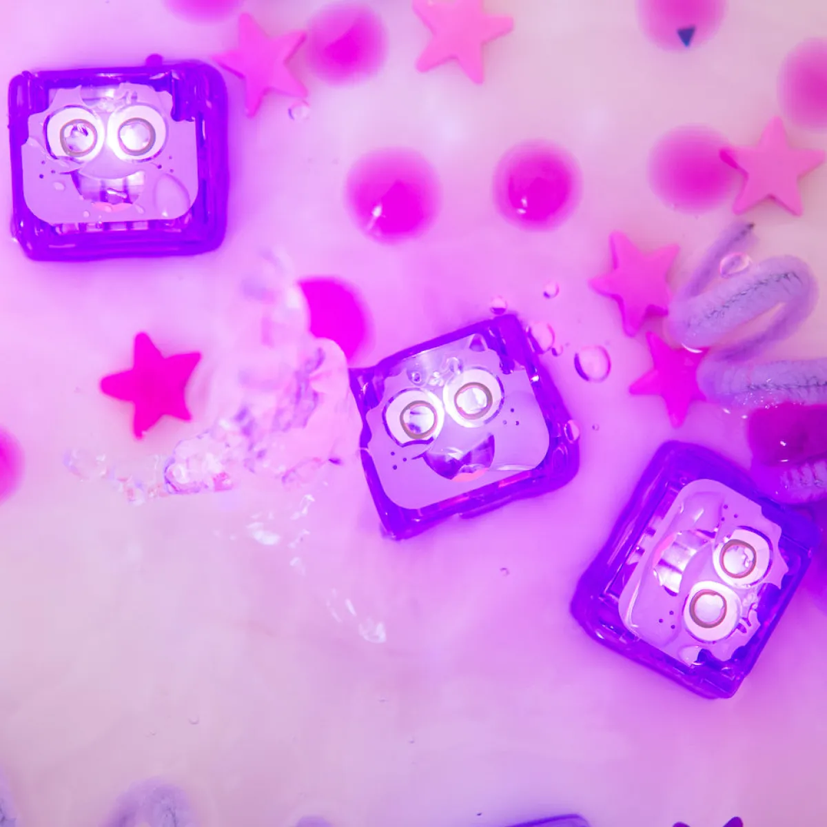lichtgevende_blokjes__par_5.webp Glo Pals Zintuigen | 5 Jaar*Lichtgevende blokjes - Party - multi kleuren