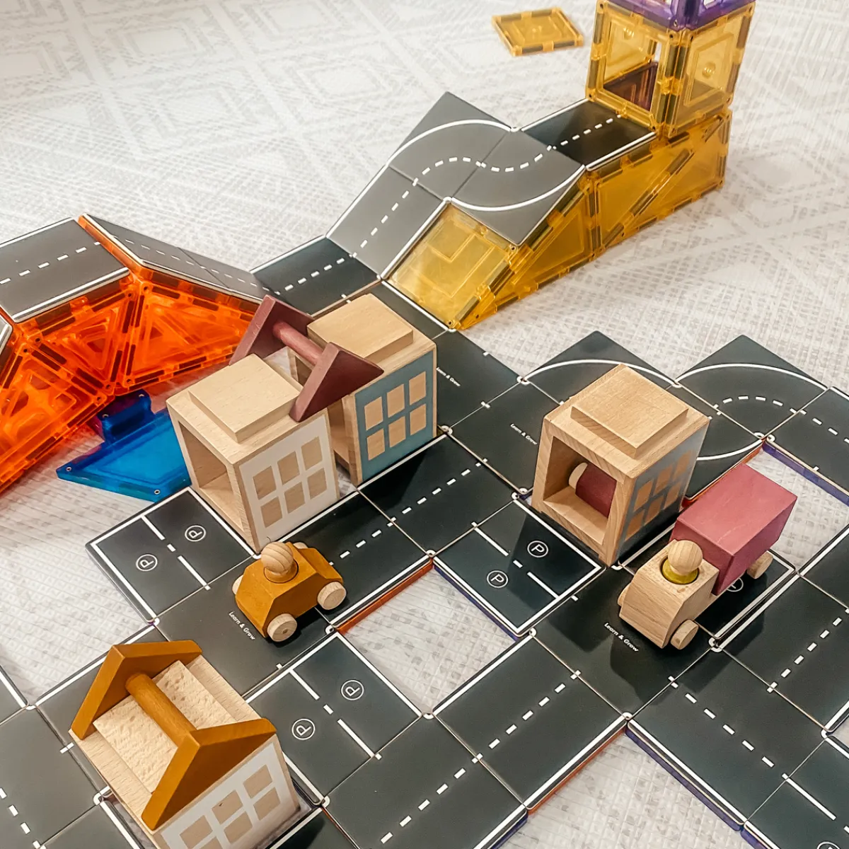 magnetische_tegel_toppers_4.webp Learn and grow toys Motoriek | Ruimtelijk Inzicht*Magnetische tegel toppers - autoweg 40-delig