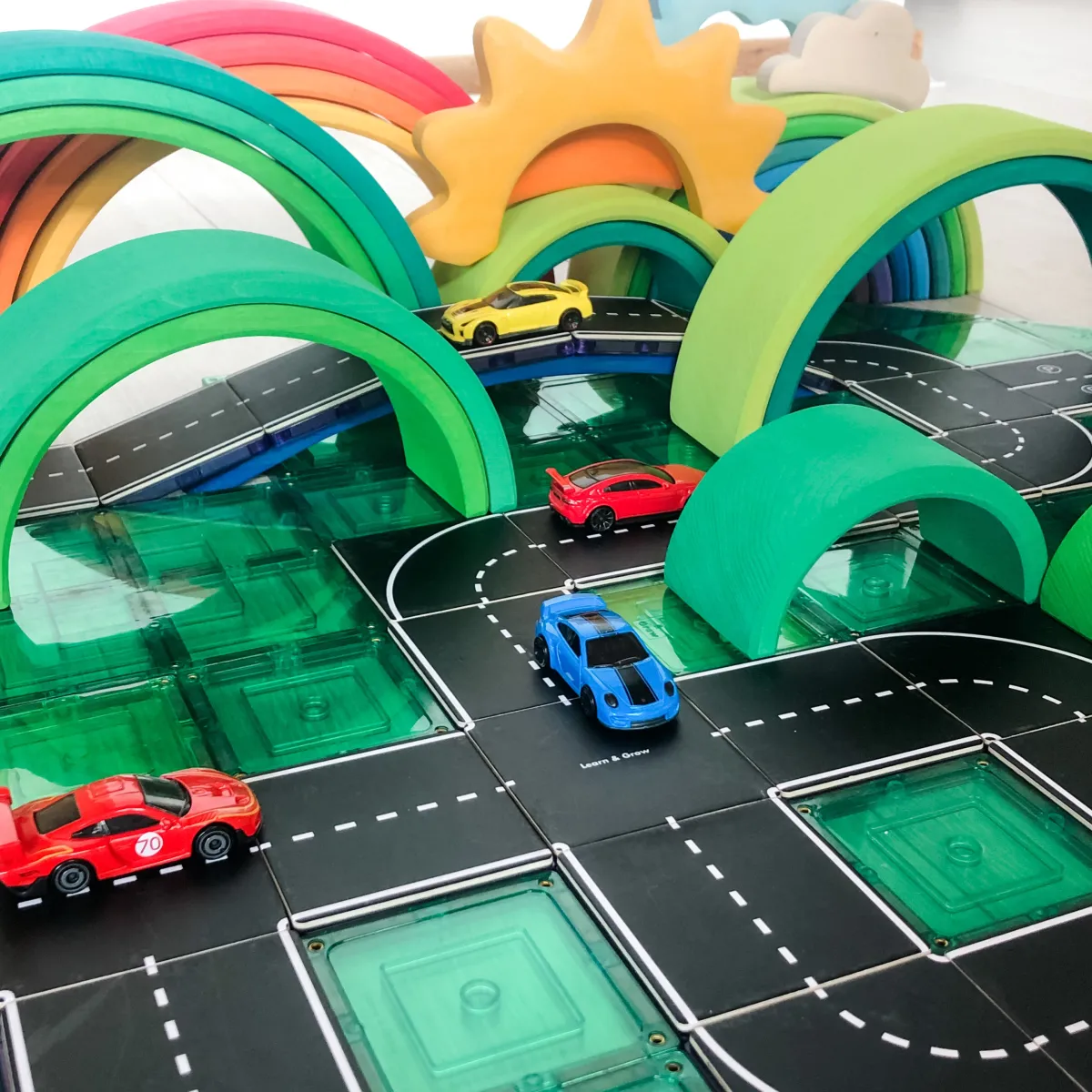 magnetische_tegel_toppers_9.webp Learn and grow toys Motoriek | Ruimtelijk Inzicht*Magnetische tegel toppers - autoweg 40-delig