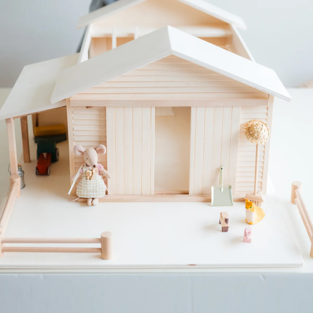 poppenhuis__barnhouse_2.webp Het houten huis Emoties & Sociaal Gedrag | Creativiteit & Fantasie*Poppenhuis - Barnhouse