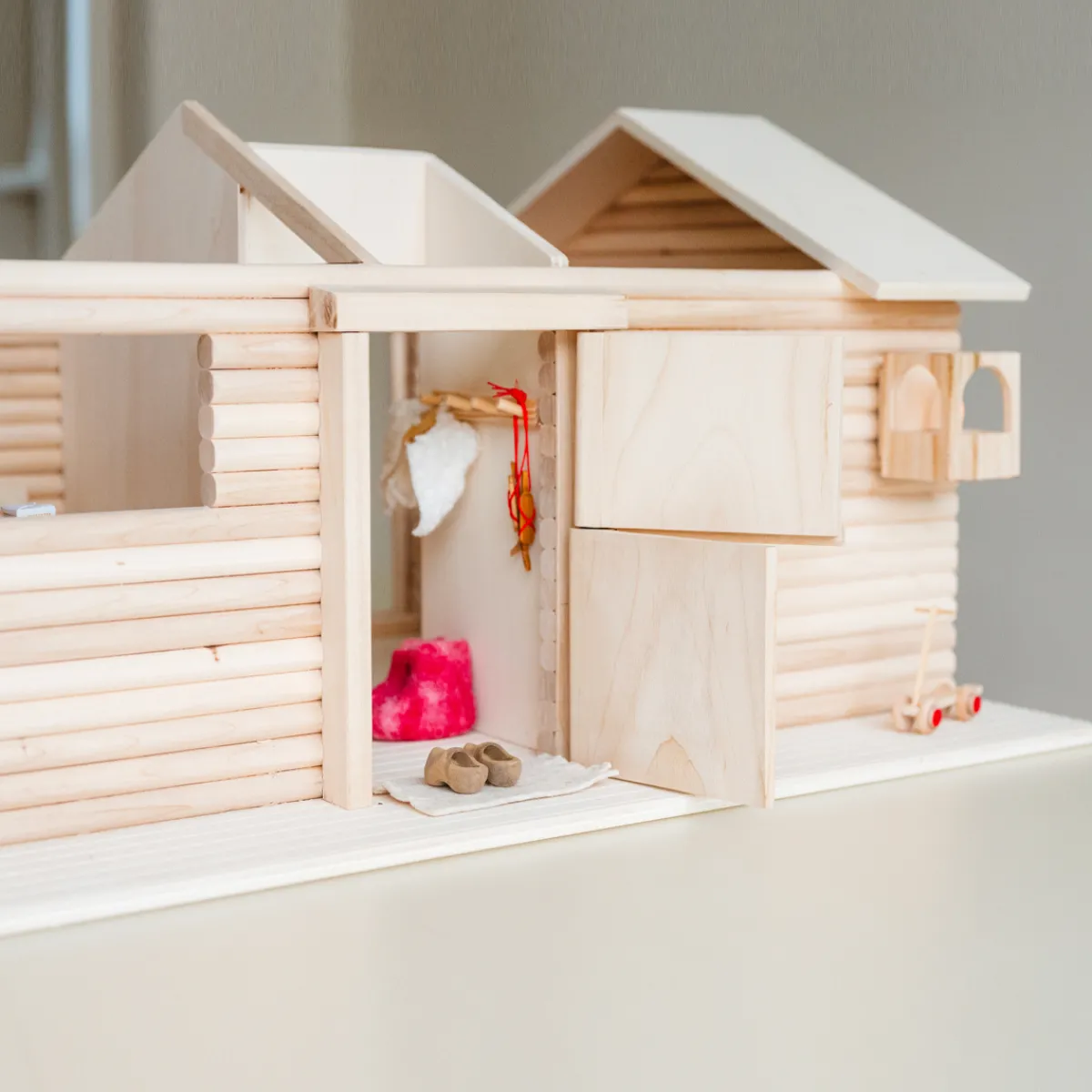 poppenhuis__boshuis_4.webp Het houten huis Emoties & Sociaal Gedrag | Creativiteit & Fantasie*Poppenhuis - Boshuis