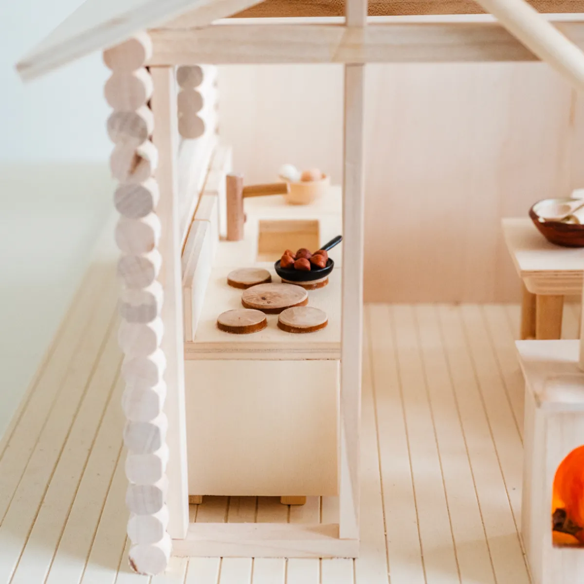poppenhuis__boshuis_9.webp Het houten huis Emoties & Sociaal Gedrag | Creativiteit & Fantasie*Poppenhuis - Boshuis