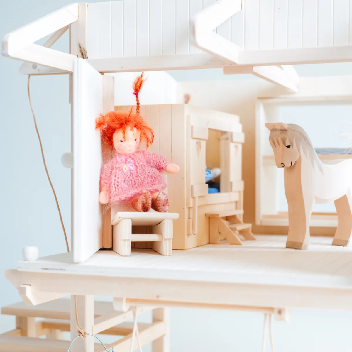 poppenhuis__het_huis_van__10.webp Het houten huis Emoties & Sociaal Gedrag | Creativiteit & Fantasie*Poppenhuis - Het huis van Pippi