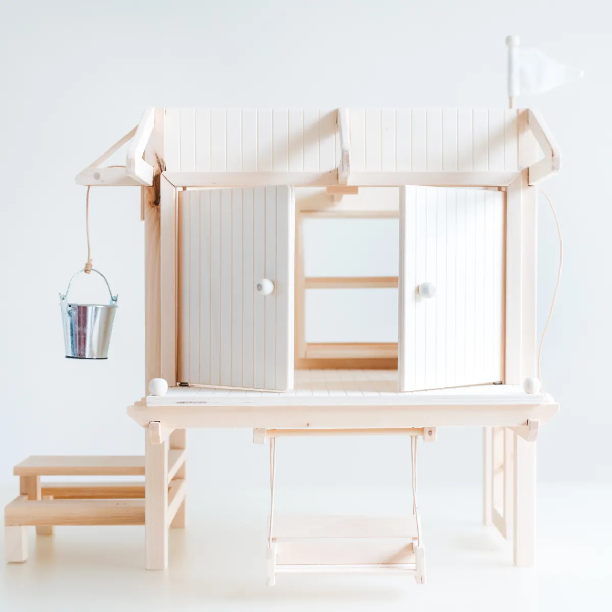 poppenhuis__het_huis_van__2.webp Het houten huis Emoties & Sociaal Gedrag | Creativiteit & Fantasie*Poppenhuis - Het huis van Pippi