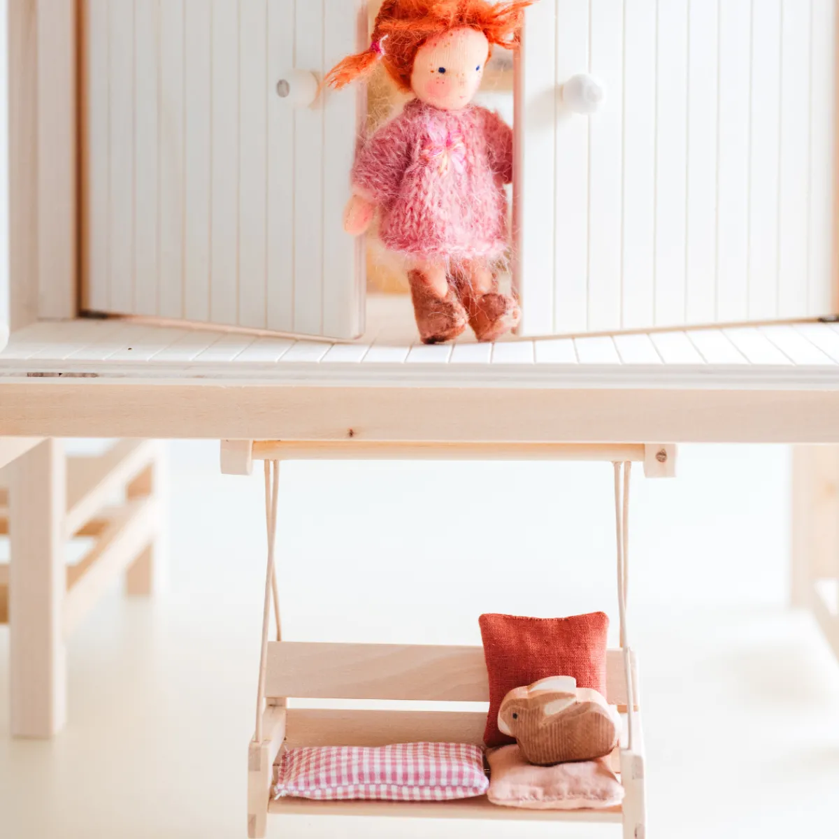 poppenhuis__het_huis_van__8.webp Het houten huis Emoties & Sociaal Gedrag | Creativiteit & Fantasie*Poppenhuis - Het huis van Pippi