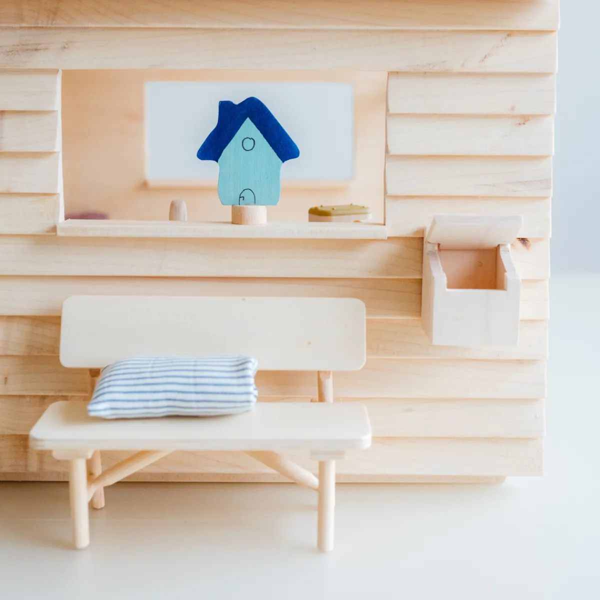 poppenhuis__meubel__bankj_2.webp Het houten huis Emoties & Sociaal Gedrag | Creativiteit & Fantasie*Poppenhuis - meubel - bankje met rugleuning