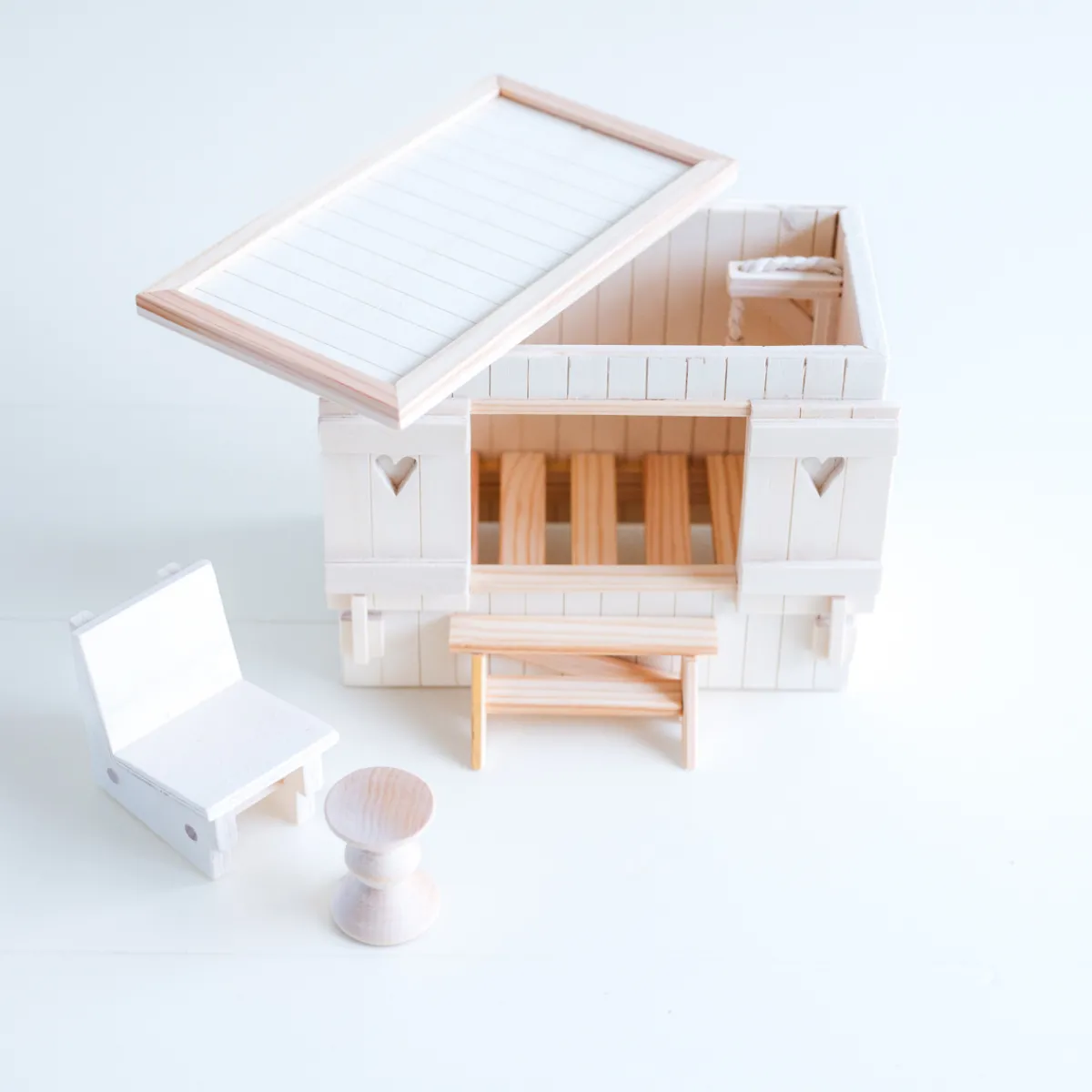 Het houten huis Emoties & Sociaal Gedrag | Creativiteit & Fantasie*Poppenhuis - meubel - bedstee met loungestoel