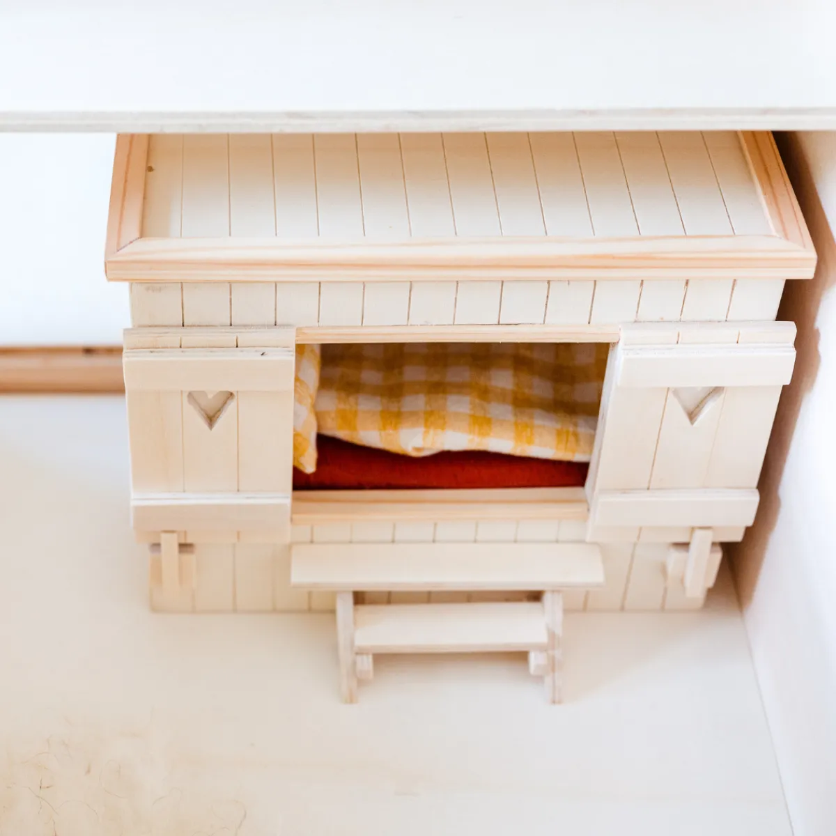 poppenhuis__meubel__bedst_2.webp Het houten huis Emoties & Sociaal Gedrag | Creativiteit & Fantasie*Poppenhuis - meubel - bedstee met loungestoel