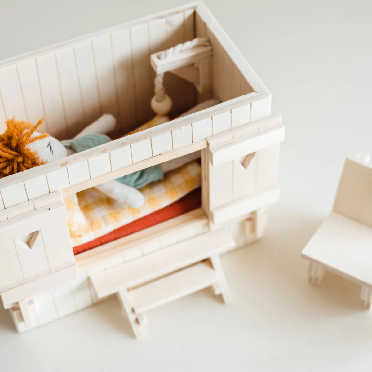poppenhuis__meubel__bedst_3.webp Het houten huis Emoties & Sociaal Gedrag | Creativiteit & Fantasie*Poppenhuis - meubel - bedstee met loungestoel