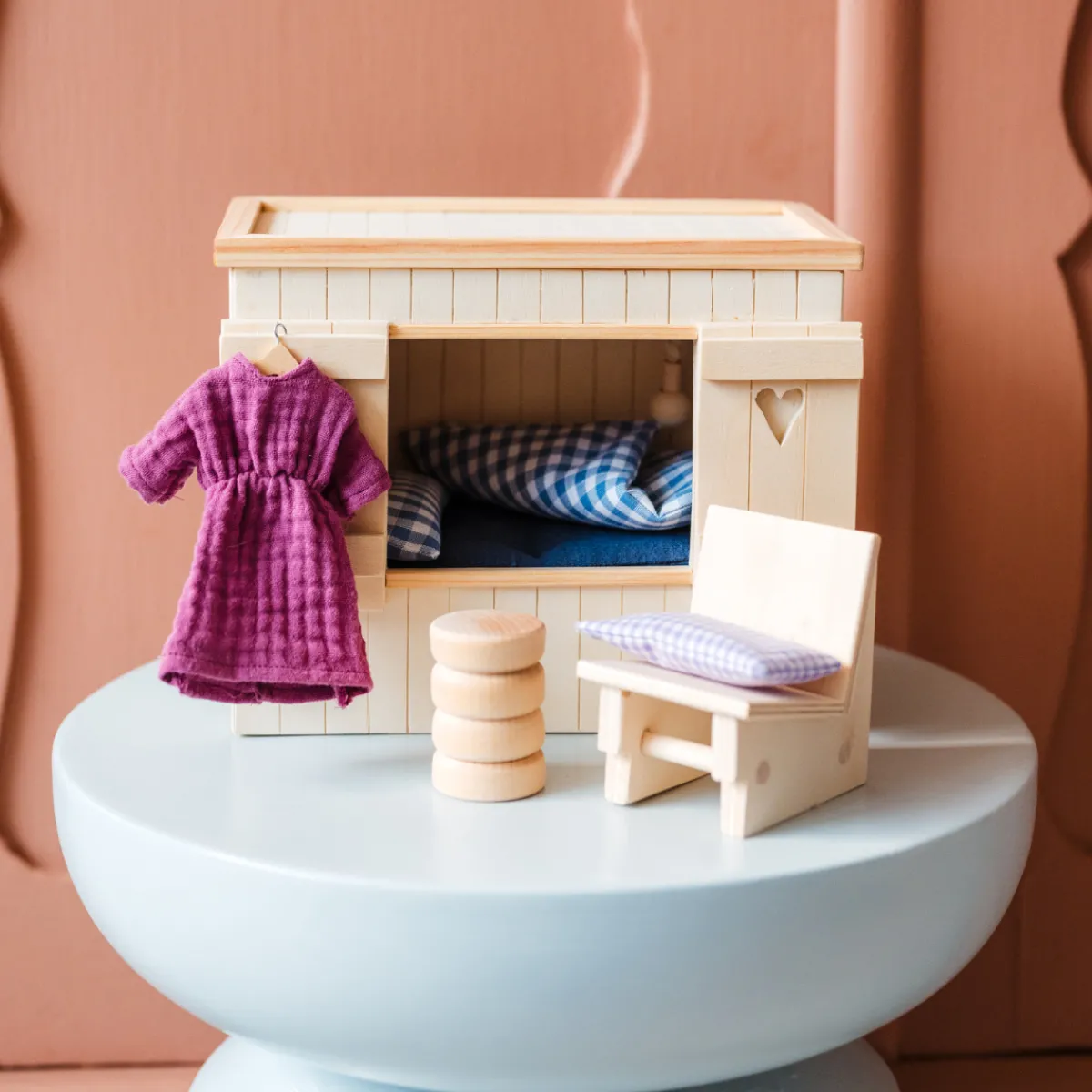 poppenhuis__meubel__bedst_5.webp Het houten huis Emoties & Sociaal Gedrag | Creativiteit & Fantasie*Poppenhuis - meubel - bedstee met loungestoel