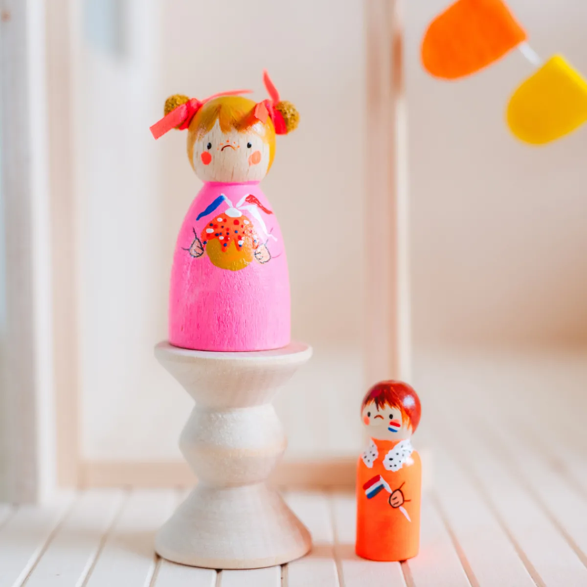 poppenhuis__meubel__bijze_2.webp Het houten huis Emoties & Sociaal Gedrag | Creativiteit & Fantasie*Poppenhuis - meubel - bijzettafels / potten