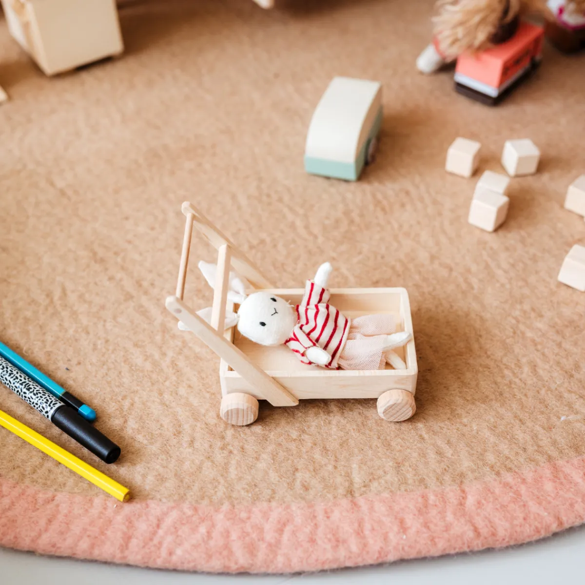 poppenhuis__meubel__blokk_3.webp Het houten huis Emoties & Sociaal Gedrag | Creativiteit & Fantasie*Poppenhuis - meubel - blokkenkar