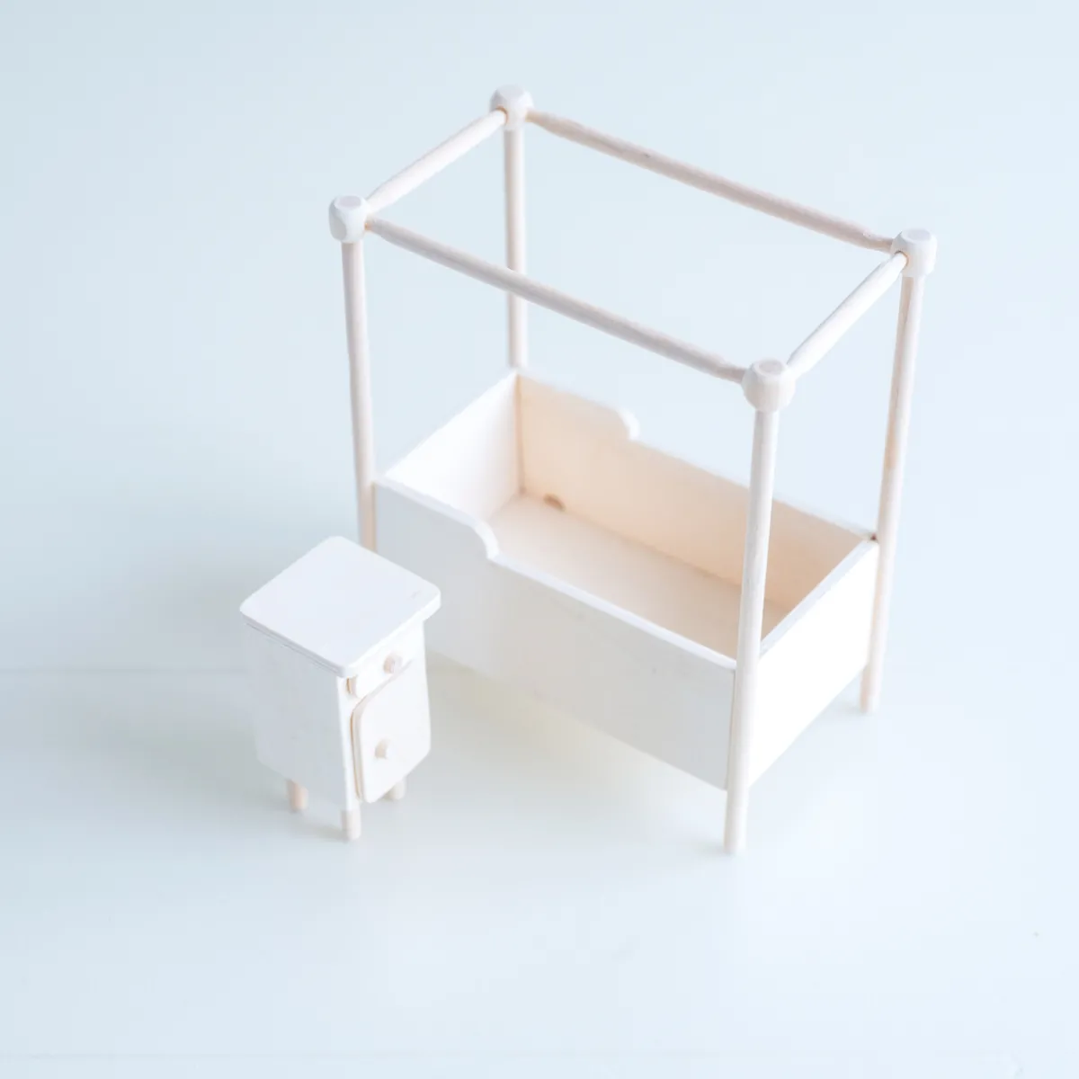 Het houten huis Emoties & Sociaal Gedrag | Creativiteit & Fantasie*Poppenhuis - meubel - hemelbed met nachtkastje