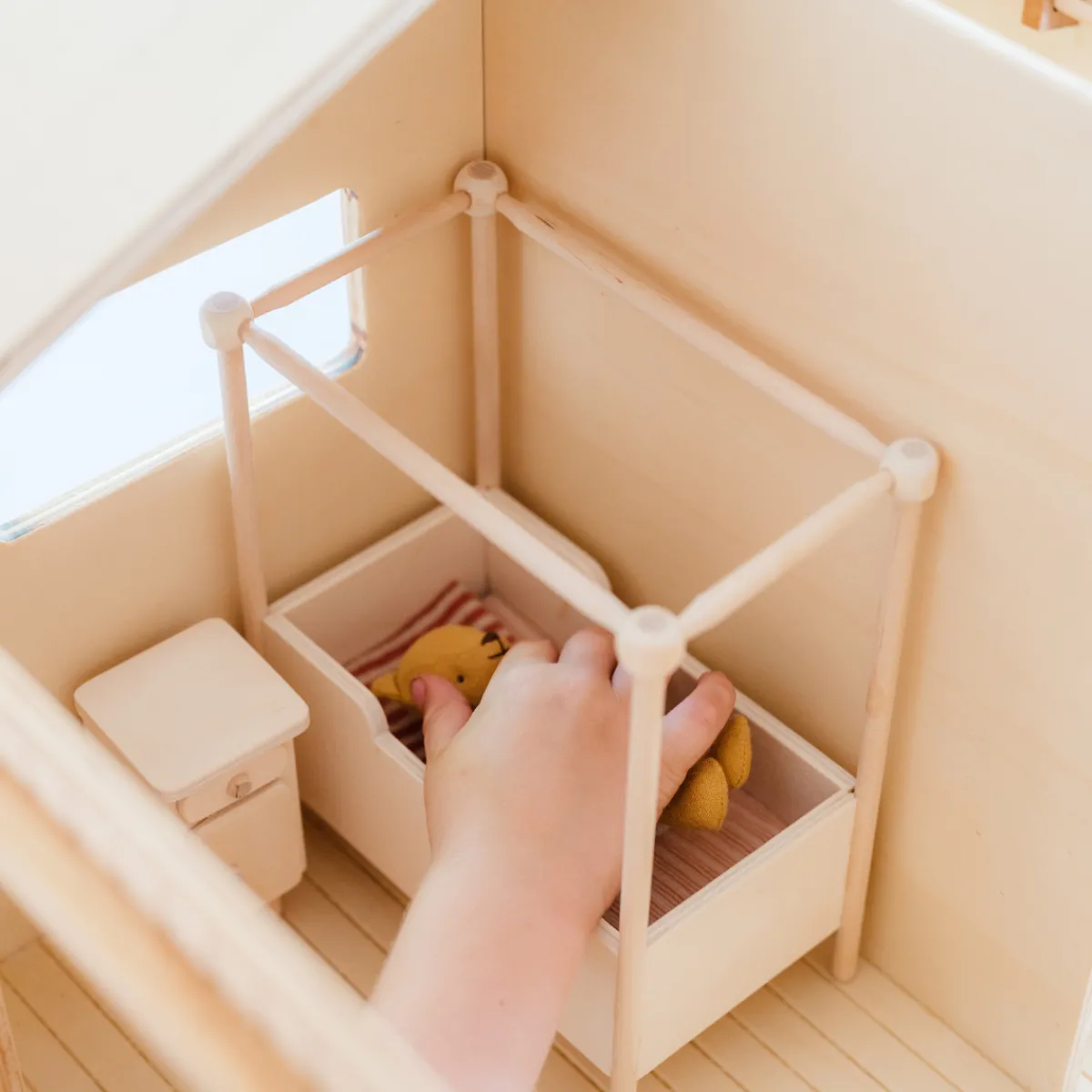 Het houten huis Emoties & Sociaal Gedrag | Creativiteit & Fantasie*Poppenhuis - meubel - hemelbed met nachtkastje