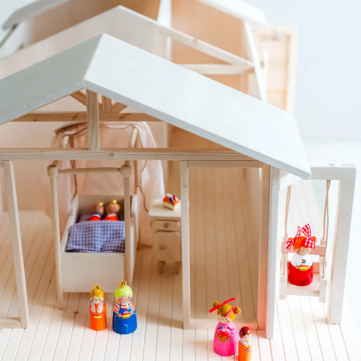 poppenhuis__meubel__hemel_3.webp Het houten huis Emoties & Sociaal Gedrag | Creativiteit & Fantasie*Poppenhuis - meubel - hemelbed met nachtkastje