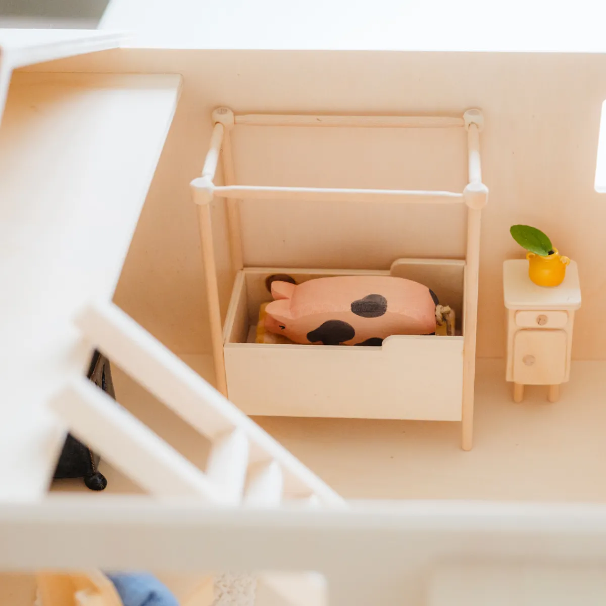 poppenhuis__meubel__hemel_4.webp Het houten huis Emoties & Sociaal Gedrag | Creativiteit & Fantasie*Poppenhuis - meubel - hemelbed met nachtkastje