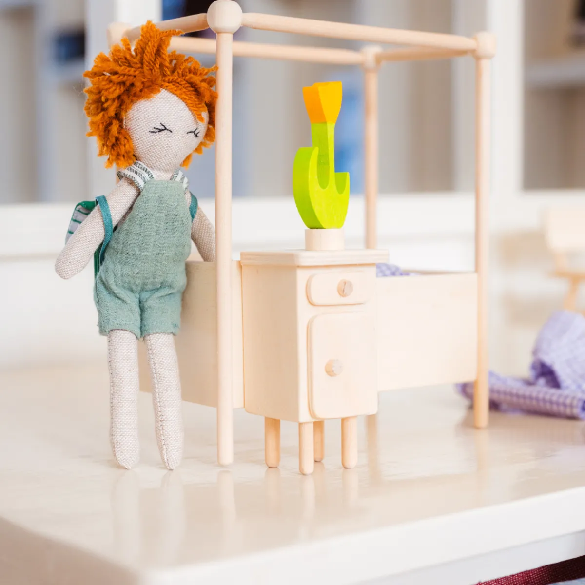 poppenhuis__meubel__hemel_5.webp Het houten huis Emoties & Sociaal Gedrag | Creativiteit & Fantasie*Poppenhuis - meubel - hemelbed met nachtkastje