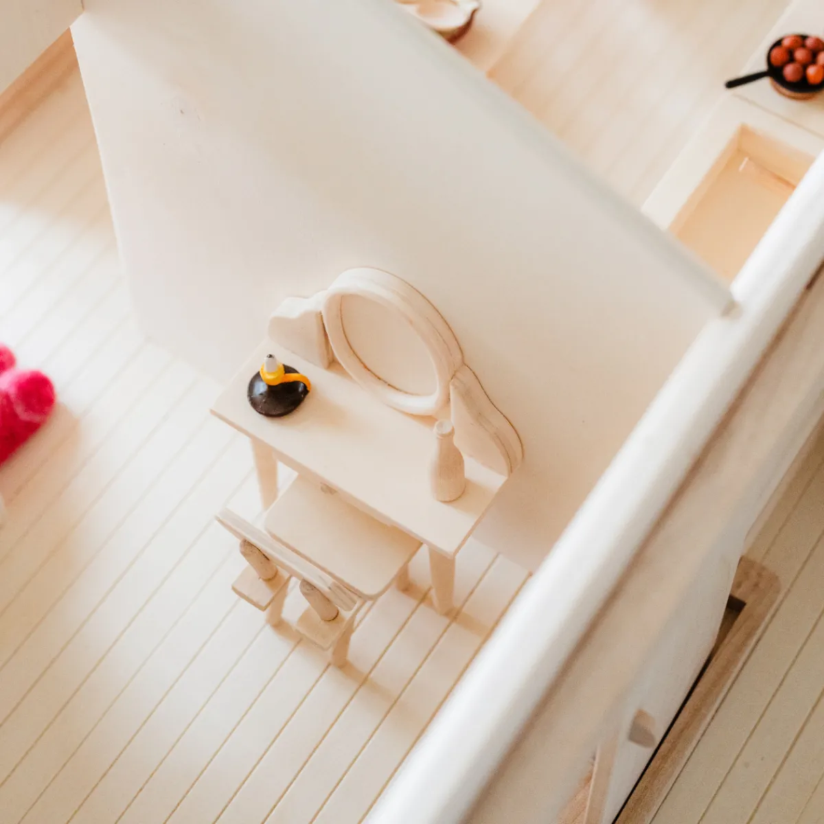 poppenhuis__meubel__kapta_2.webp Het houten huis Emoties & Sociaal Gedrag | Creativiteit & Fantasie*Poppenhuis - meubel - kaptafel