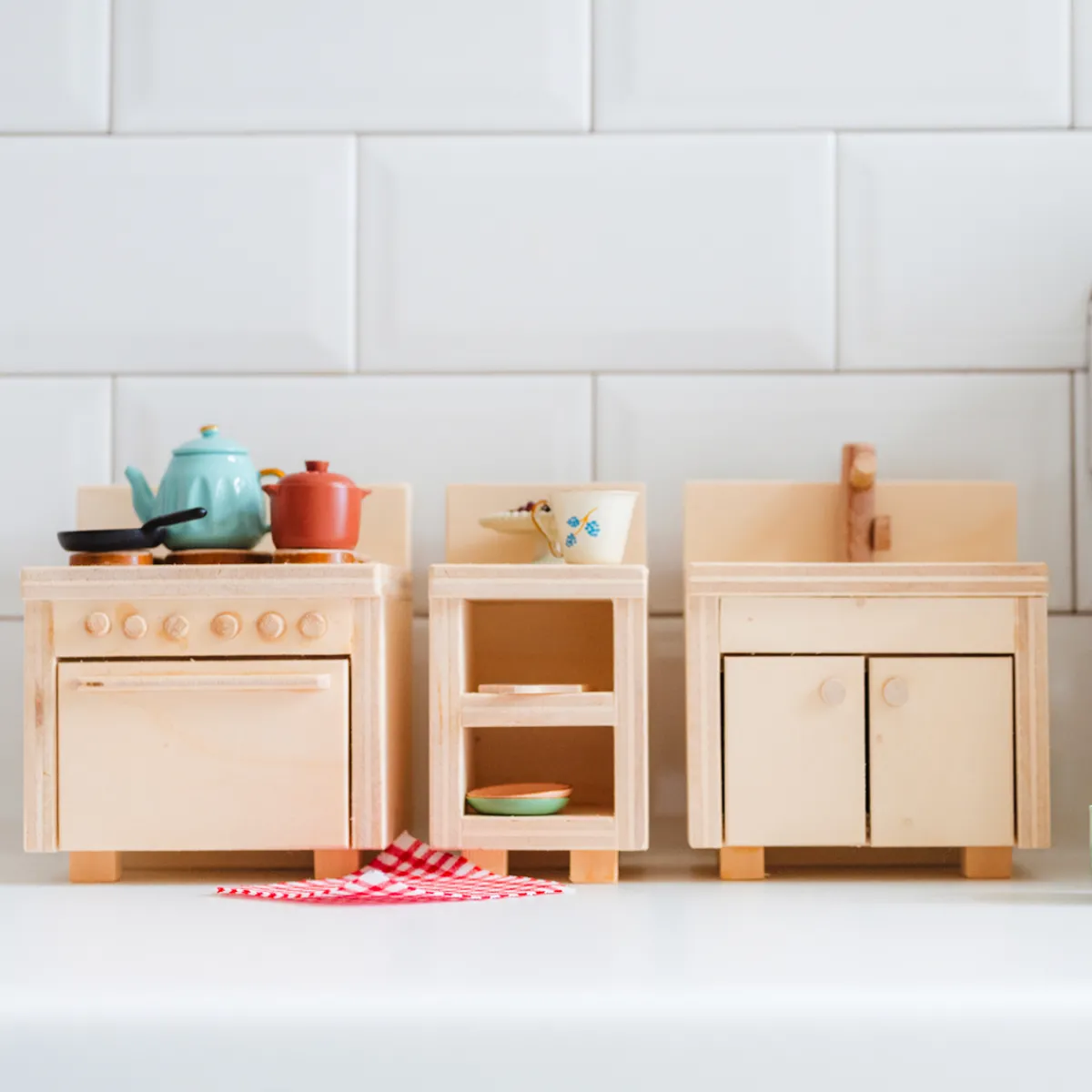 poppenhuis__meubel__keuke_2.webp Het houten huis Emoties & Sociaal Gedrag | Creativiteit & Fantasie*Poppenhuis - meubel - keuken 3-delig