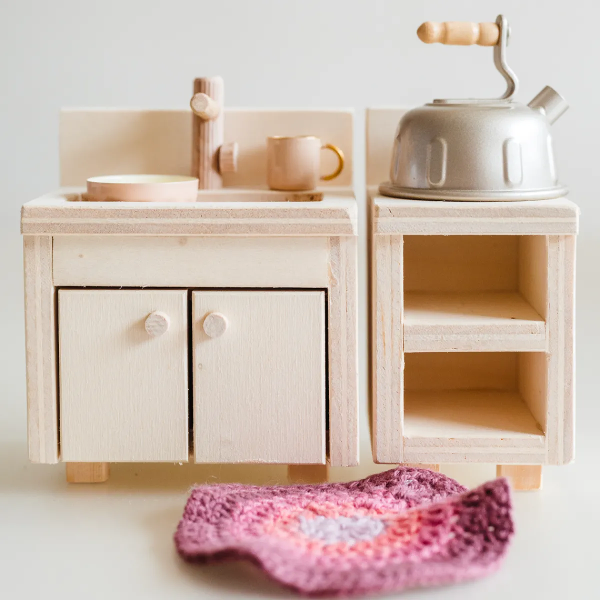 poppenhuis__meubel__keuke_5.webp Het houten huis Emoties & Sociaal Gedrag | Creativiteit & Fantasie*Poppenhuis - meubel - keuken 3-delig
