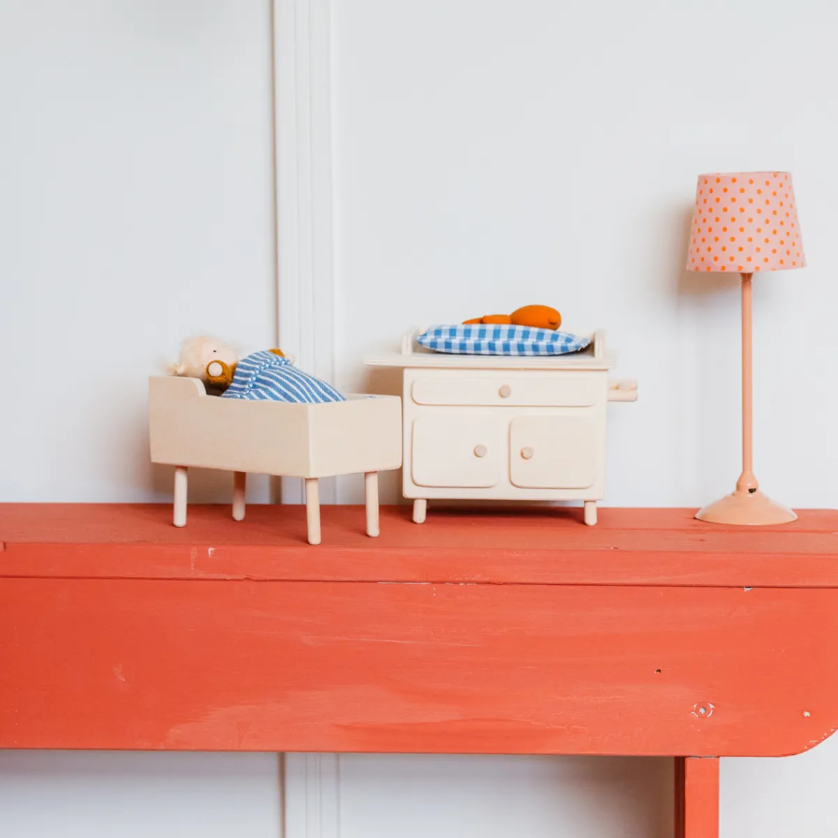 poppenhuis__meubel__ledik_3.webp Het houten huis Emoties & Sociaal Gedrag | Creativiteit & Fantasie*Poppenhuis - meubel - ledikant