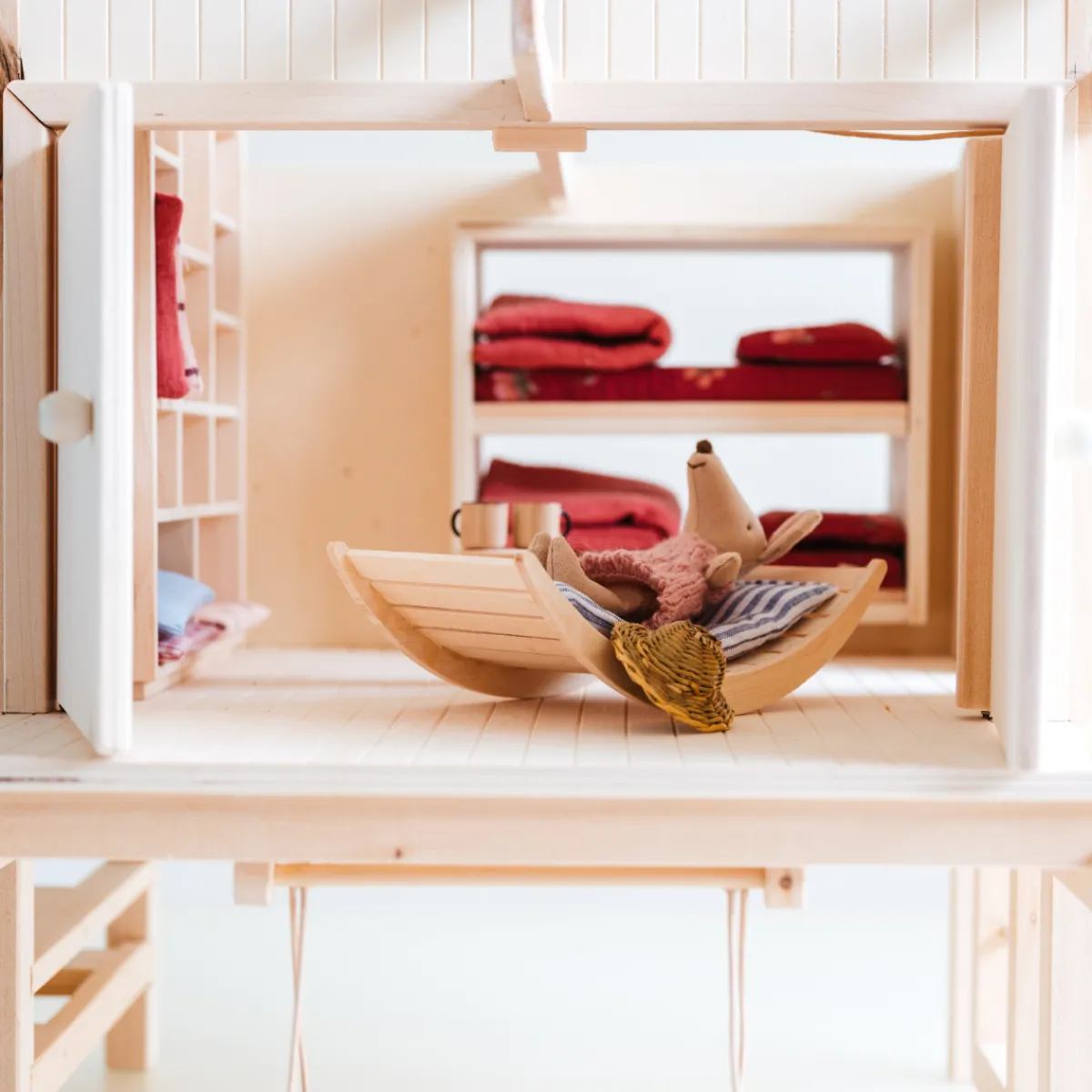 poppenhuis__meubel__schom_2.webp Het houten huis Emoties & Sociaal Gedrag | Creativiteit & Fantasie*Poppenhuis - meubel - schommelstoel