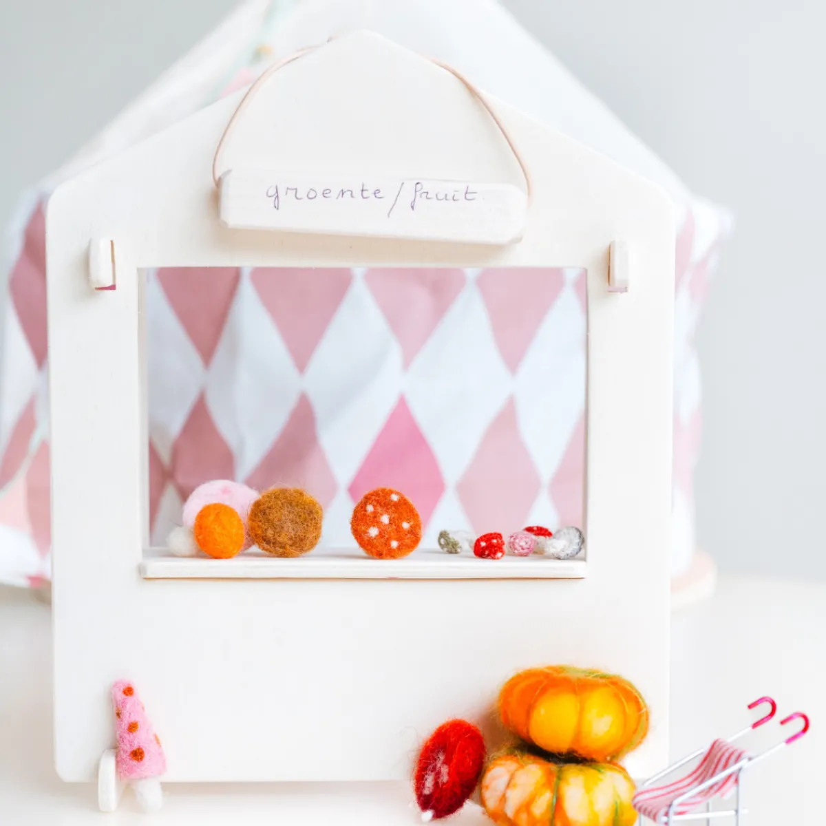 poppenhuis__meubel__winke_6.webp Het houten huis Emoties & Sociaal Gedrag | 5 Jaar*Poppenhuis - meubel - winkelkraam / poppenkast