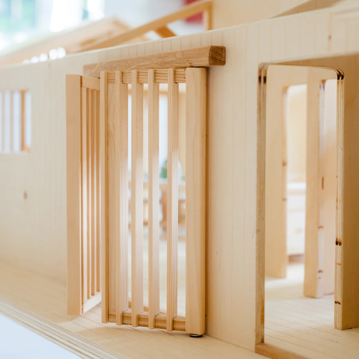 poppenhuis__schuurwoning_11.webp Het houten huis Emoties & Sociaal Gedrag | Creativiteit & Fantasie*Poppenhuis - Schuurwoning