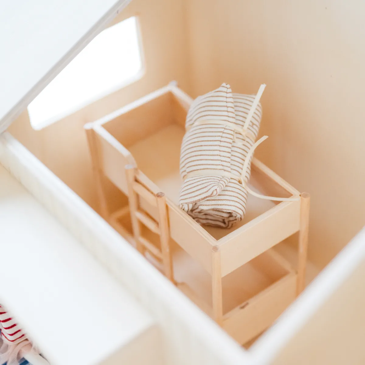 poppenhuis__schuurwoning_21.webp Het houten huis Emoties & Sociaal Gedrag | Creativiteit & Fantasie*Poppenhuis - Schuurwoning