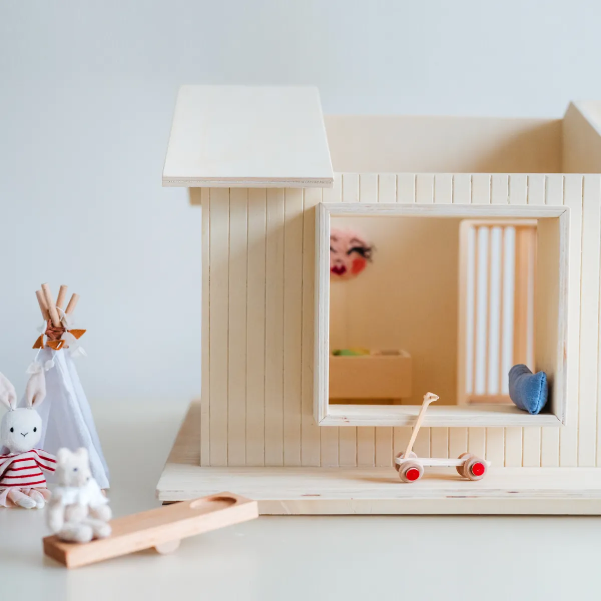 poppenhuis__schuurwoning_4.webp Het houten huis Emoties & Sociaal Gedrag | Creativiteit & Fantasie*Poppenhuis - Schuurwoning