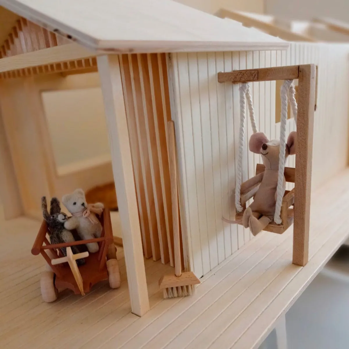 poppenhuis__schuurwoning_8.webp Het houten huis Emoties & Sociaal Gedrag | Creativiteit & Fantasie*Poppenhuis - Schuurwoning