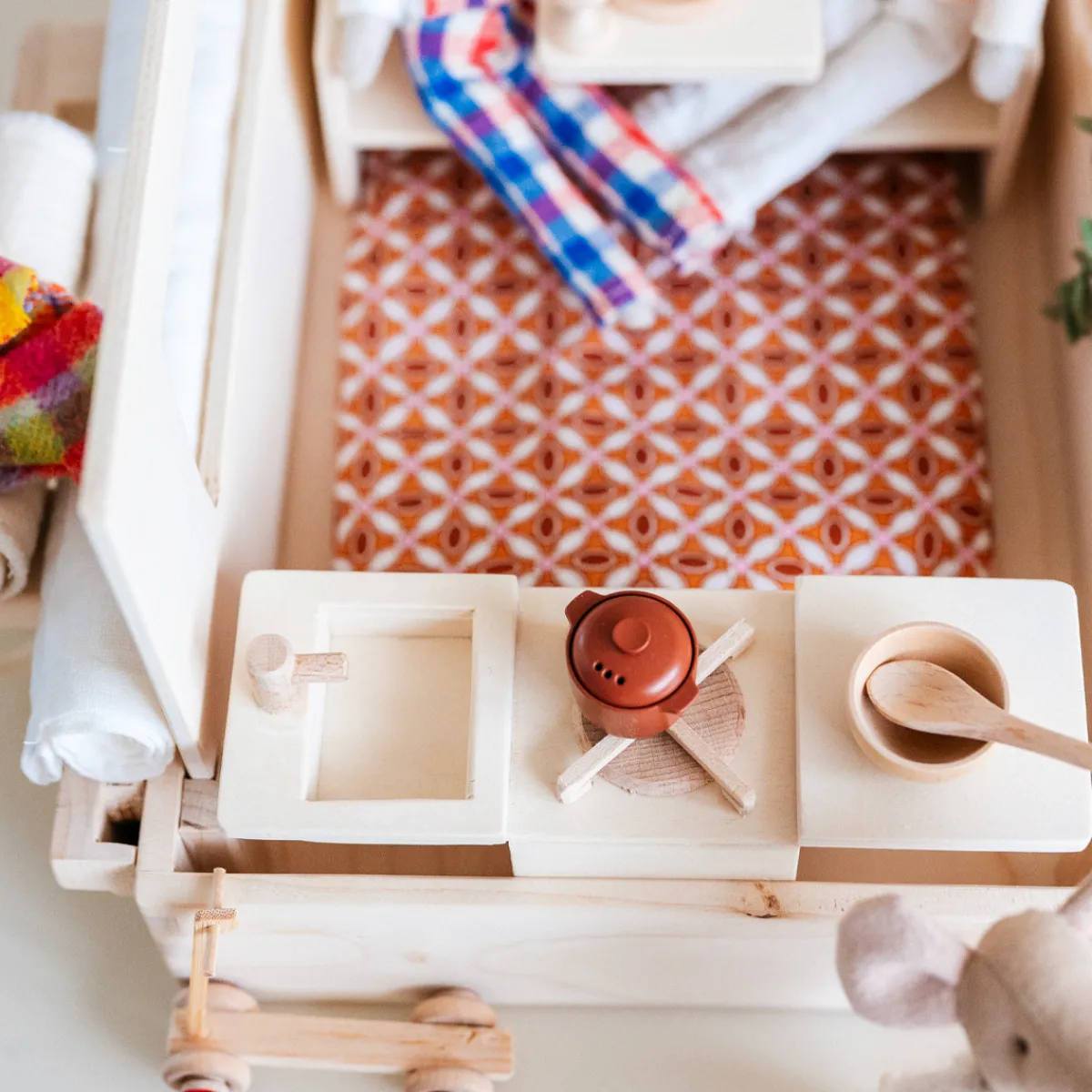 poppenhuis_in_een_koffer__12.webp Het houten huis Emoties & Sociaal Gedrag | Creativiteit & Fantasie*Poppenhuis in een koffer - Ik ga op reis en neem mee