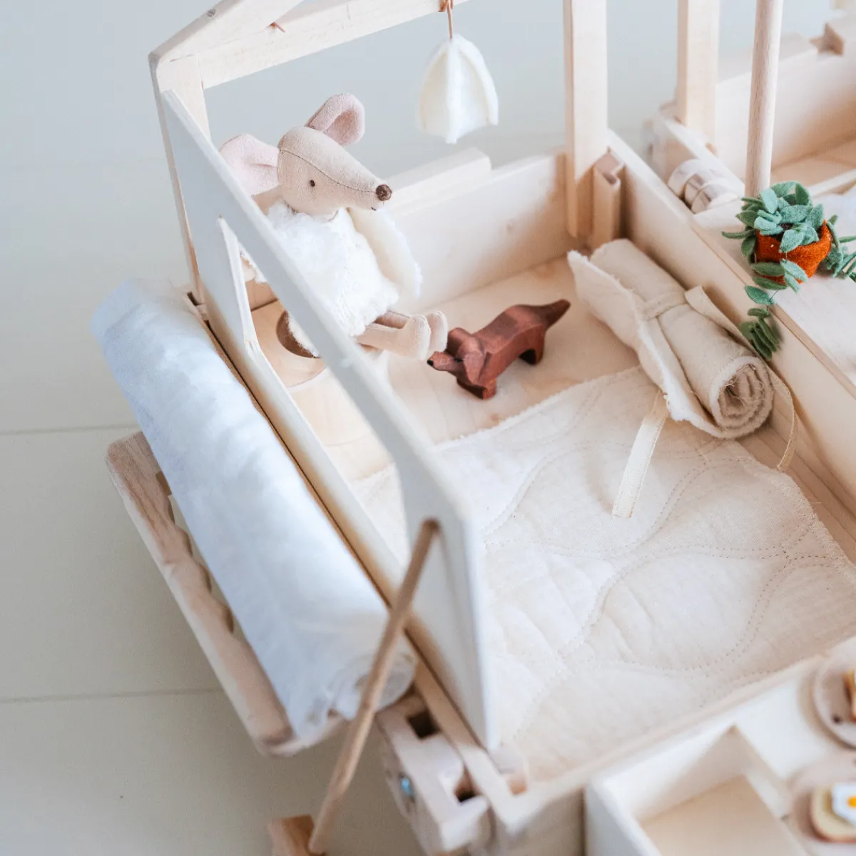 poppenhuis_in_een_koffer__15.webp Het houten huis Emoties & Sociaal Gedrag | Creativiteit & Fantasie*Poppenhuis in een koffer - Ik ga op reis en neem mee