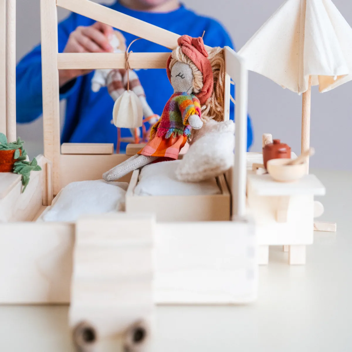 poppenhuis_in_een_koffer__16.webp Het houten huis Emoties & Sociaal Gedrag | Creativiteit & Fantasie*Poppenhuis in een koffer - Ik ga op reis en neem mee