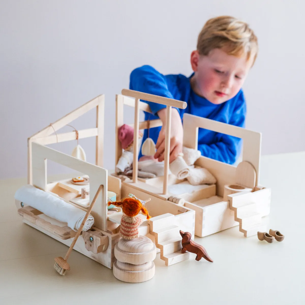 poppenhuis_in_een_koffer__18.webp Het houten huis Emoties & Sociaal Gedrag | Creativiteit & Fantasie*Poppenhuis in een koffer - Ik ga op reis en neem mee