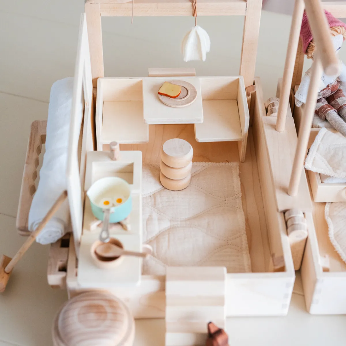 poppenhuis_in_een_koffer__20.webp Het houten huis Emoties & Sociaal Gedrag | Creativiteit & Fantasie*Poppenhuis in een koffer - Ik ga op reis en neem mee