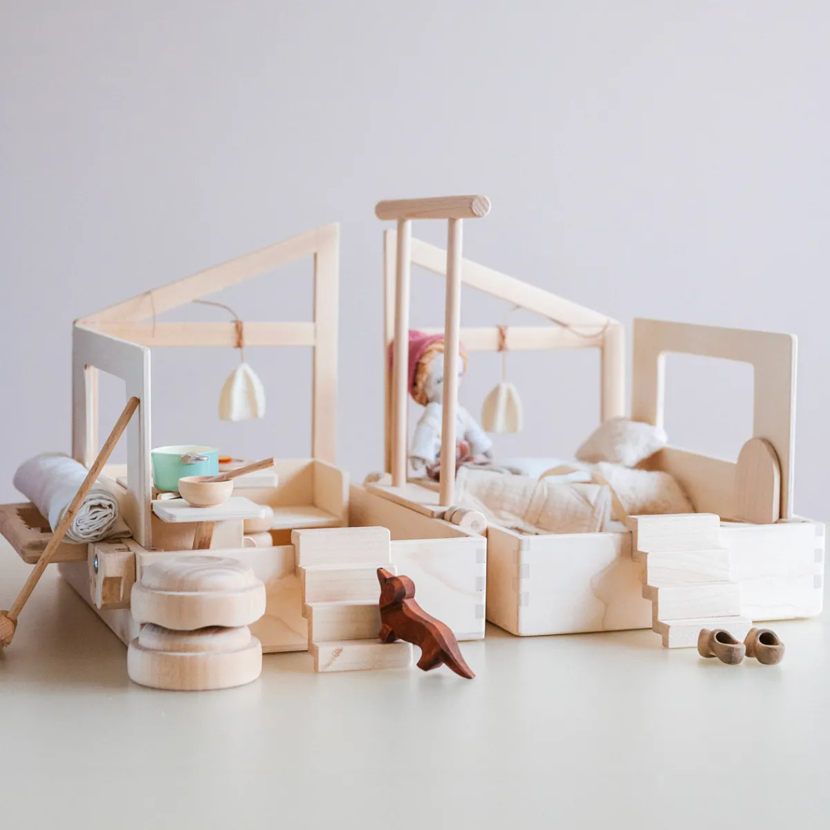 poppenhuis_in_een_koffer__21.webp Het houten huis Emoties & Sociaal Gedrag | Creativiteit & Fantasie*Poppenhuis in een koffer - Ik ga op reis en neem mee
