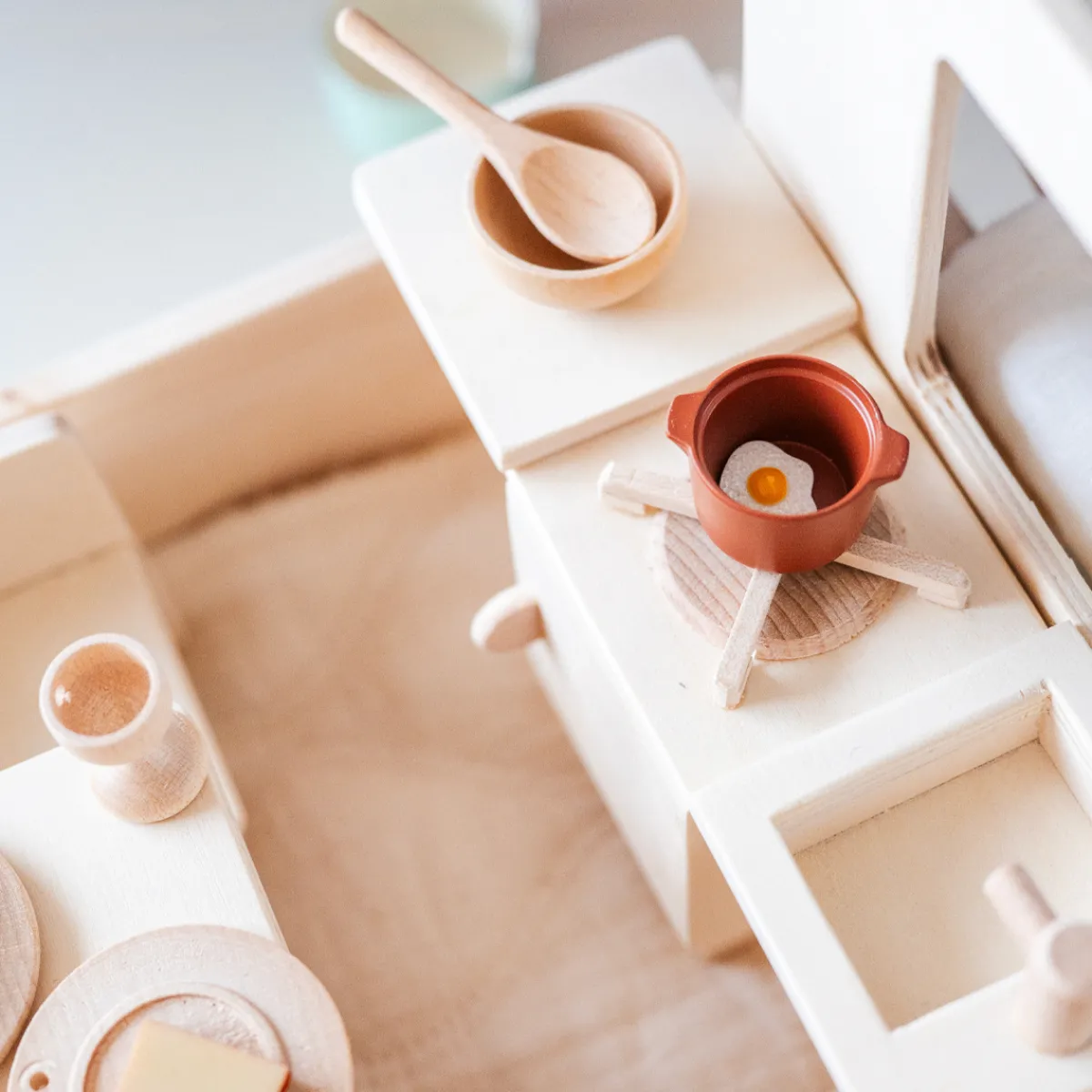 poppenhuis_in_een_koffer__22.webp Het houten huis Emoties & Sociaal Gedrag | Creativiteit & Fantasie*Poppenhuis in een koffer - Ik ga op reis en neem mee