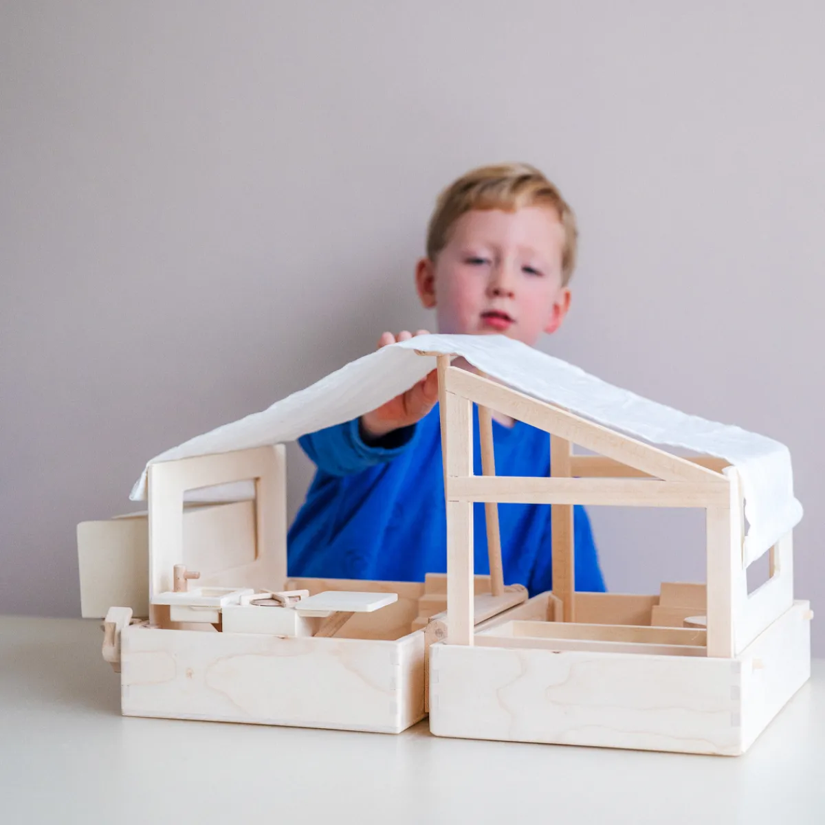 poppenhuis_in_een_koffer__6.webp Het houten huis Emoties & Sociaal Gedrag | Creativiteit & Fantasie*Poppenhuis in een koffer - Ik ga op reis en neem mee