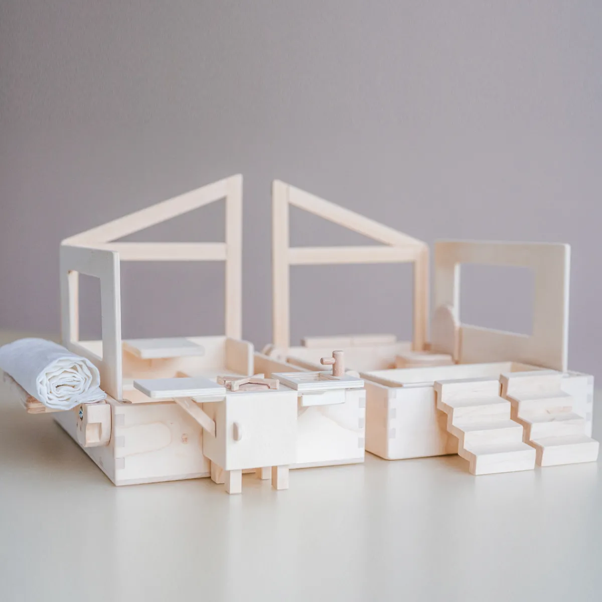 poppenhuis_in_een_koffer__7.webp Het houten huis Emoties & Sociaal Gedrag | Creativiteit & Fantasie*Poppenhuis in een koffer - Ik ga op reis en neem mee
