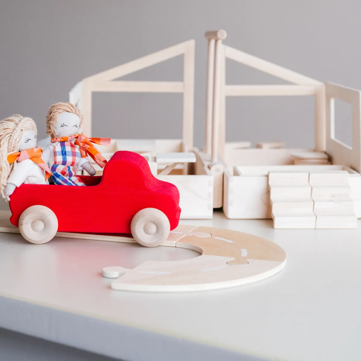 poppenhuis_in_een_koffer__8.webp Het houten huis Emoties & Sociaal Gedrag | Creativiteit & Fantasie*Poppenhuis in een koffer - Ik ga op reis en neem mee
