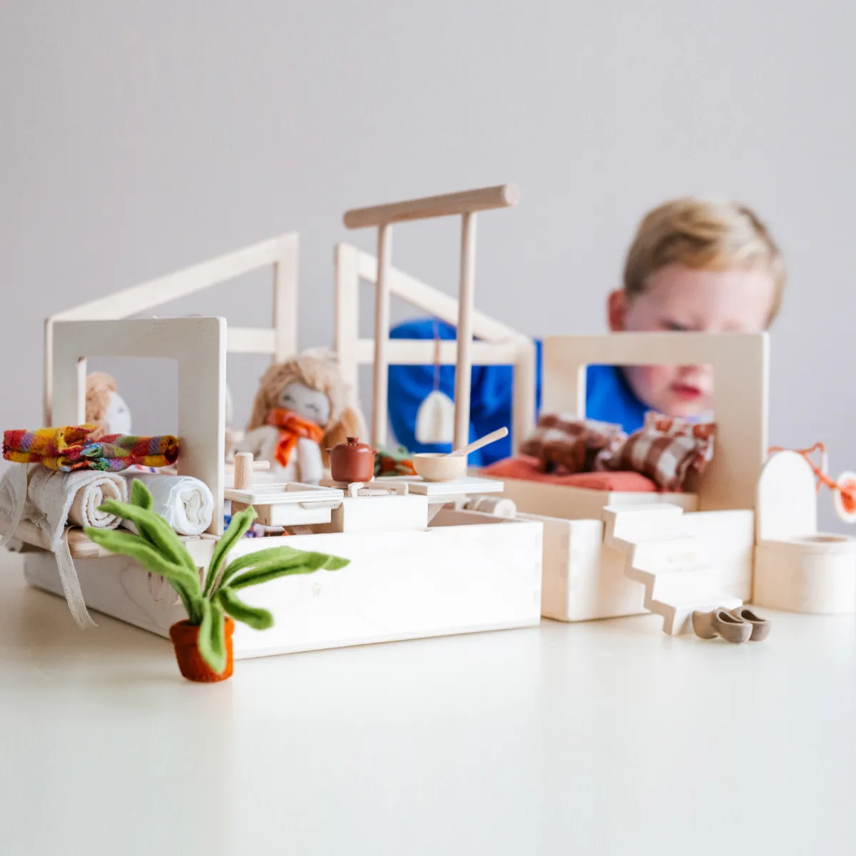 poppenhuis_in_een_koffer__9.webp Het houten huis Emoties & Sociaal Gedrag | Creativiteit & Fantasie*Poppenhuis in een koffer - Ik ga op reis en neem mee