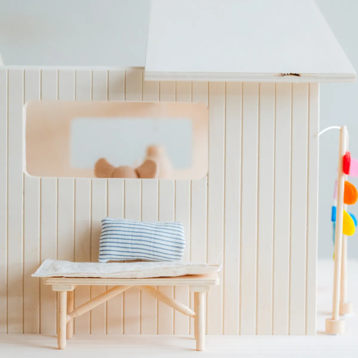 poppenhuis_meubel__bankje_2.webp Het houten huis Emoties & Sociaal Gedrag | Creativiteit & Fantasie*poppenhuis meubel - bankje zonder rugleuning