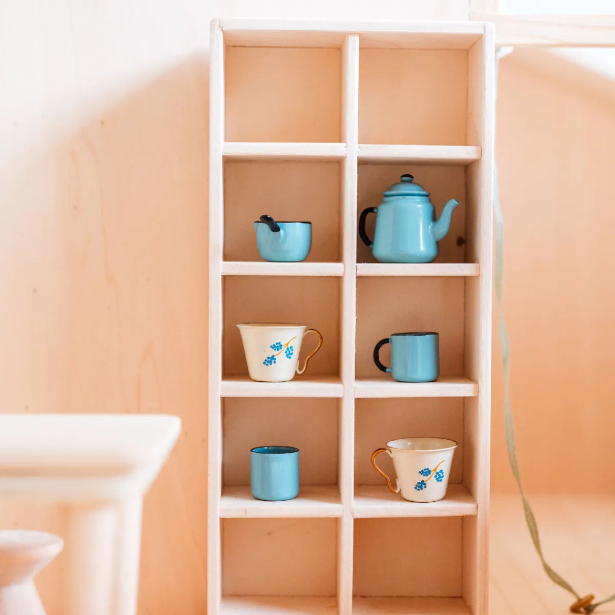 poppenhuis_meubel__servie_2-1.webp Het houten huis Emoties & Sociaal Gedrag | Creativiteit & Fantasie*poppenhuis meubel - servieskast - gesloten vakken