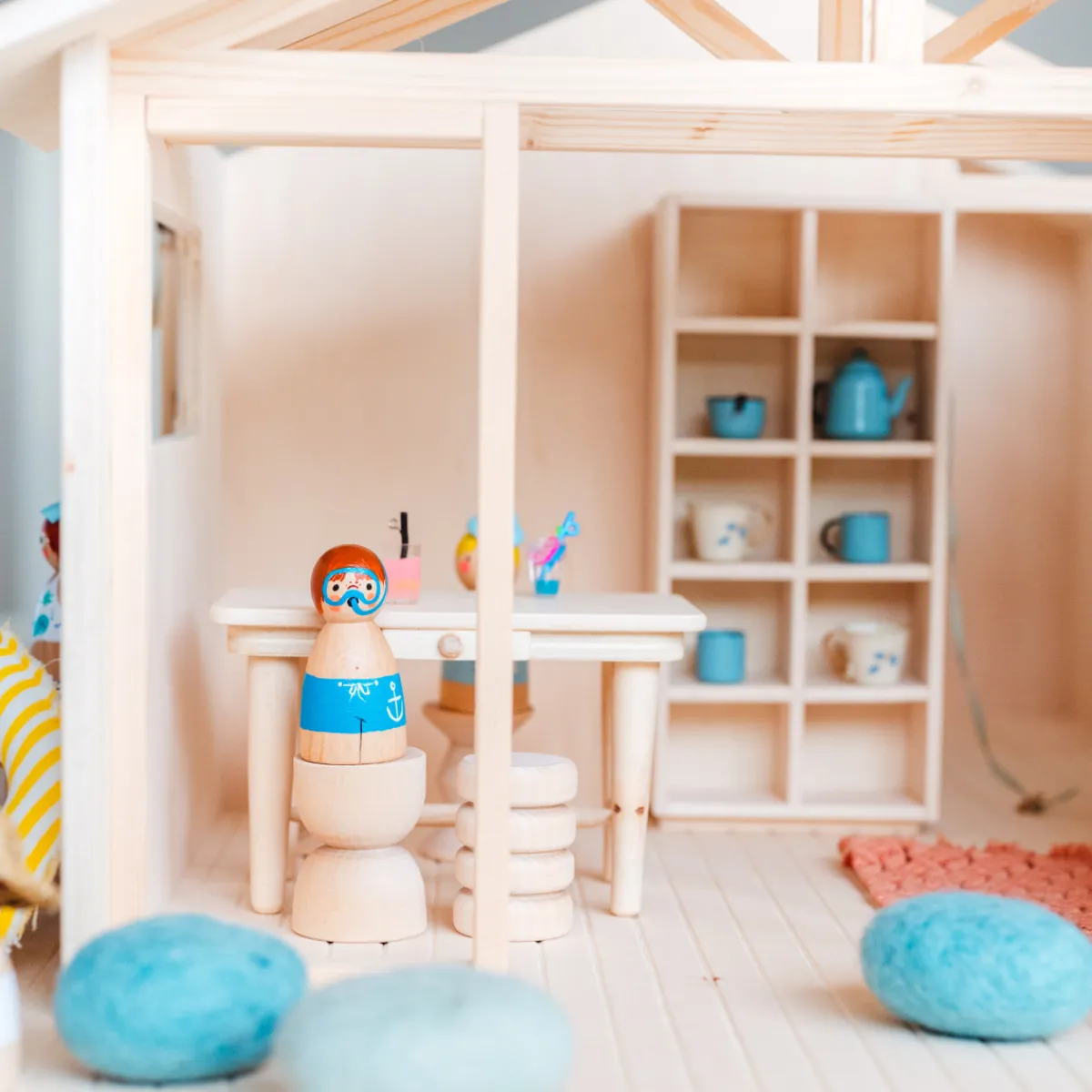poppenhuis_meubel__servie_3-1.webp Het houten huis Emoties & Sociaal Gedrag | Creativiteit & Fantasie*poppenhuis meubel - servieskast - gesloten vakken
