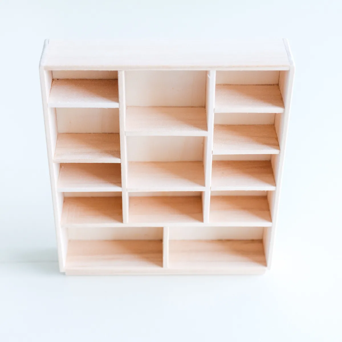 Het houten huis Emoties & Sociaal Gedrag | Creativiteit & Fantasie*poppenhuis meubel - vakkenkast - gesloten vakken