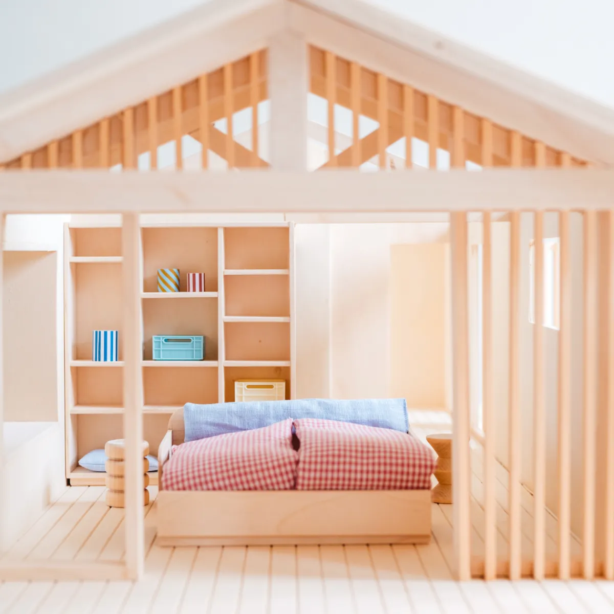 poppenhuis_meubel__vakken_2-1.webp Het houten huis Emoties & Sociaal Gedrag | Creativiteit & Fantasie*poppenhuis meubel - vakkenkast - gesloten vakken
